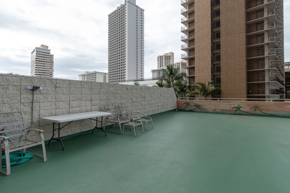 Waikiki Banyan Pool Deck Level Tower 1 Suite 610 - photo 21