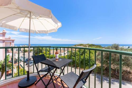 Paz e Vista Mar with Pool & WiFi — 4-Star Luxury Hotel in Luz, Portugal