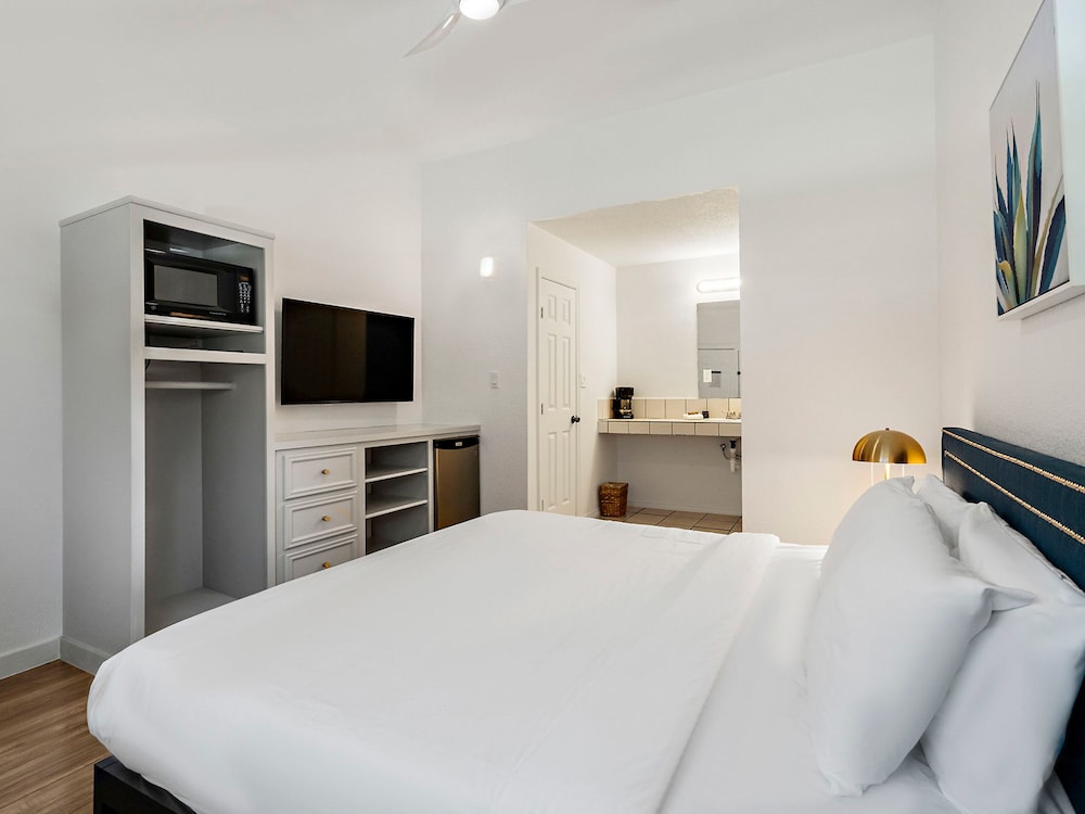 The Claire Hotel - photo 3