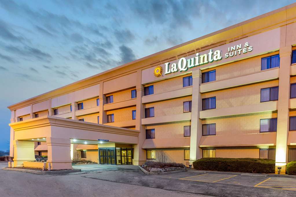 La Quinta Inn & Suites by Wyndham Chicago Gurnee - photo 2