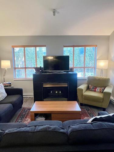 Tyndalstone Lodge 3 Bedroom in the Heart of Village North Whistler — 4-Star Luxury Hotel in Whistler, Canada