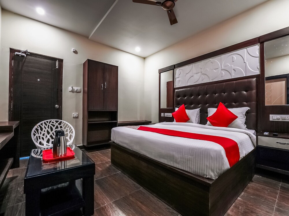 Oyo 16155 Hotel Dcm Grand - carbon neutral hotel in Vijayawada