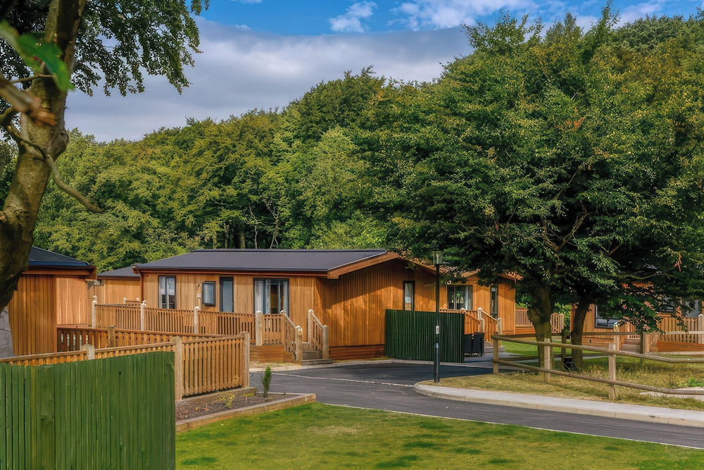 Dovestone Luxury Lodges Pets Welcome — hotel in Oldham