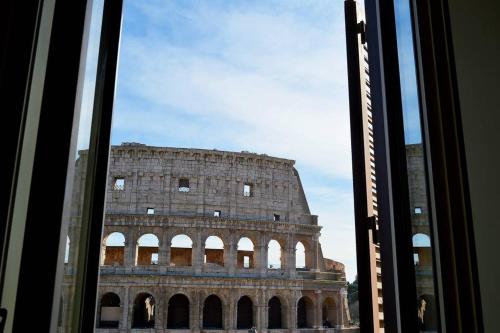 Jacuzzi In Front Of The Colosseum — 4-Star Luxury Hotel in Rome, Italy