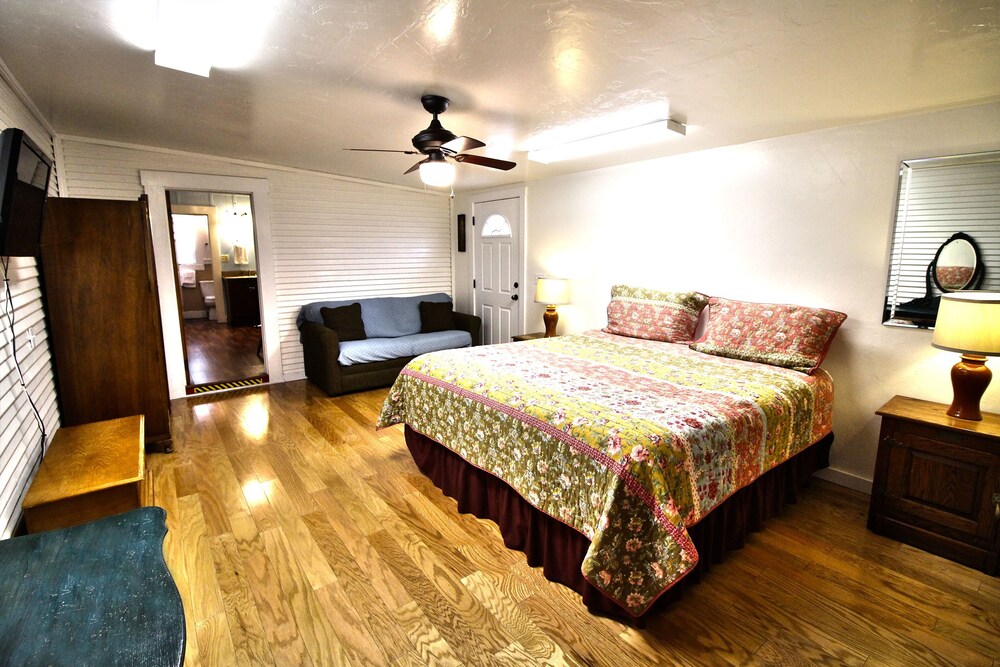 Peach Tree Inn & Suites - photo 22