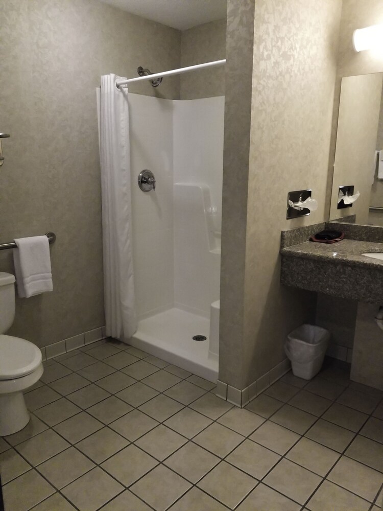 Paola Inn And Suites - photo 33