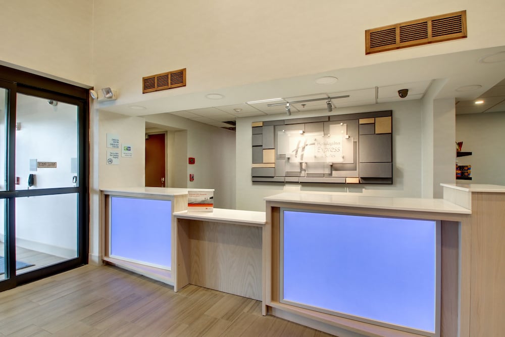 Holiday Inn Express & Suites Aurora Naperville by IHG - photo 2