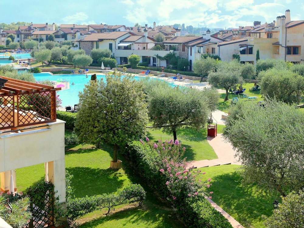Resort Apartment W Pool in Peschiera Del Garda, Italy