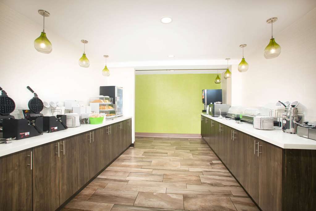 La Quinta Inn by Wyndham St. Louis Hazelwood Airport North - photo 33