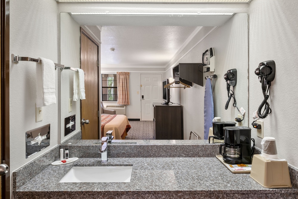 Super 8 by Wyndham Mount Vernon - photo 18