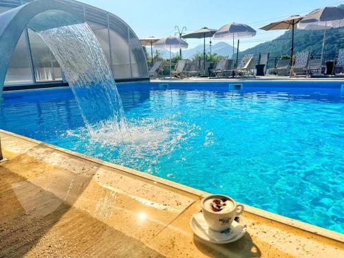 Complex Turistic Cetatea Drencova - carbon neutral hotel in Unknown City