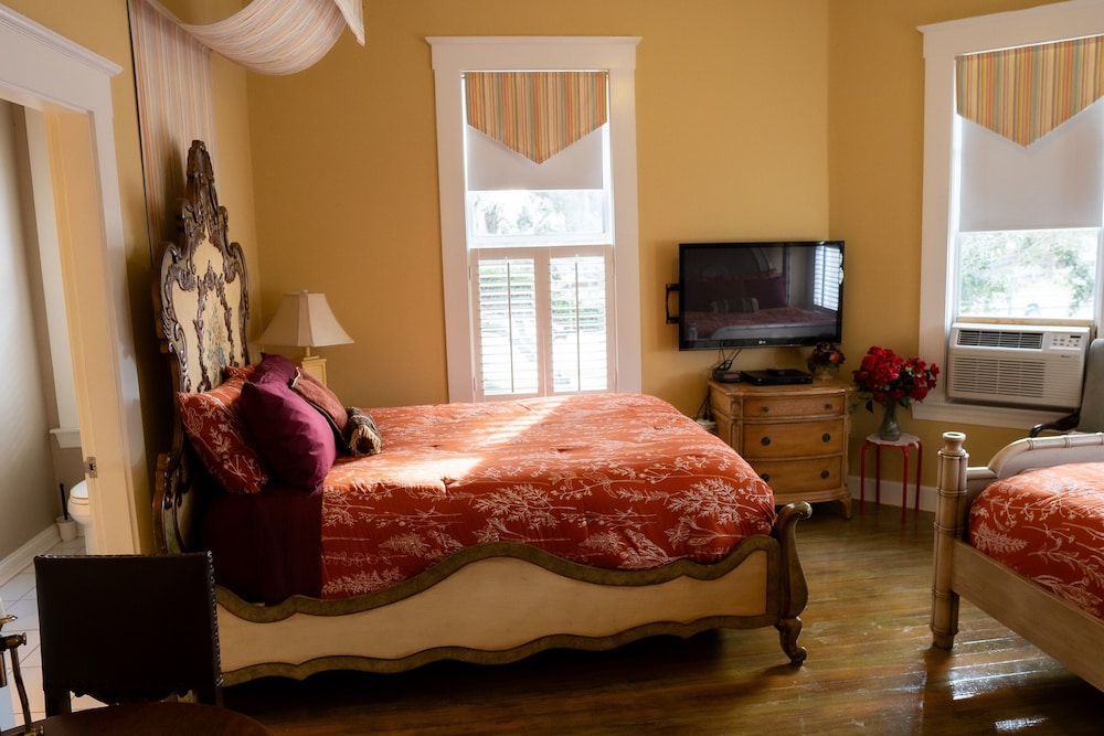Oaak Tree Hotel - photo 104