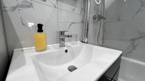 Newbuild 3 Bedroom house with free parking — 4-Star Luxury Hotel in Aldershot, United Kingdom