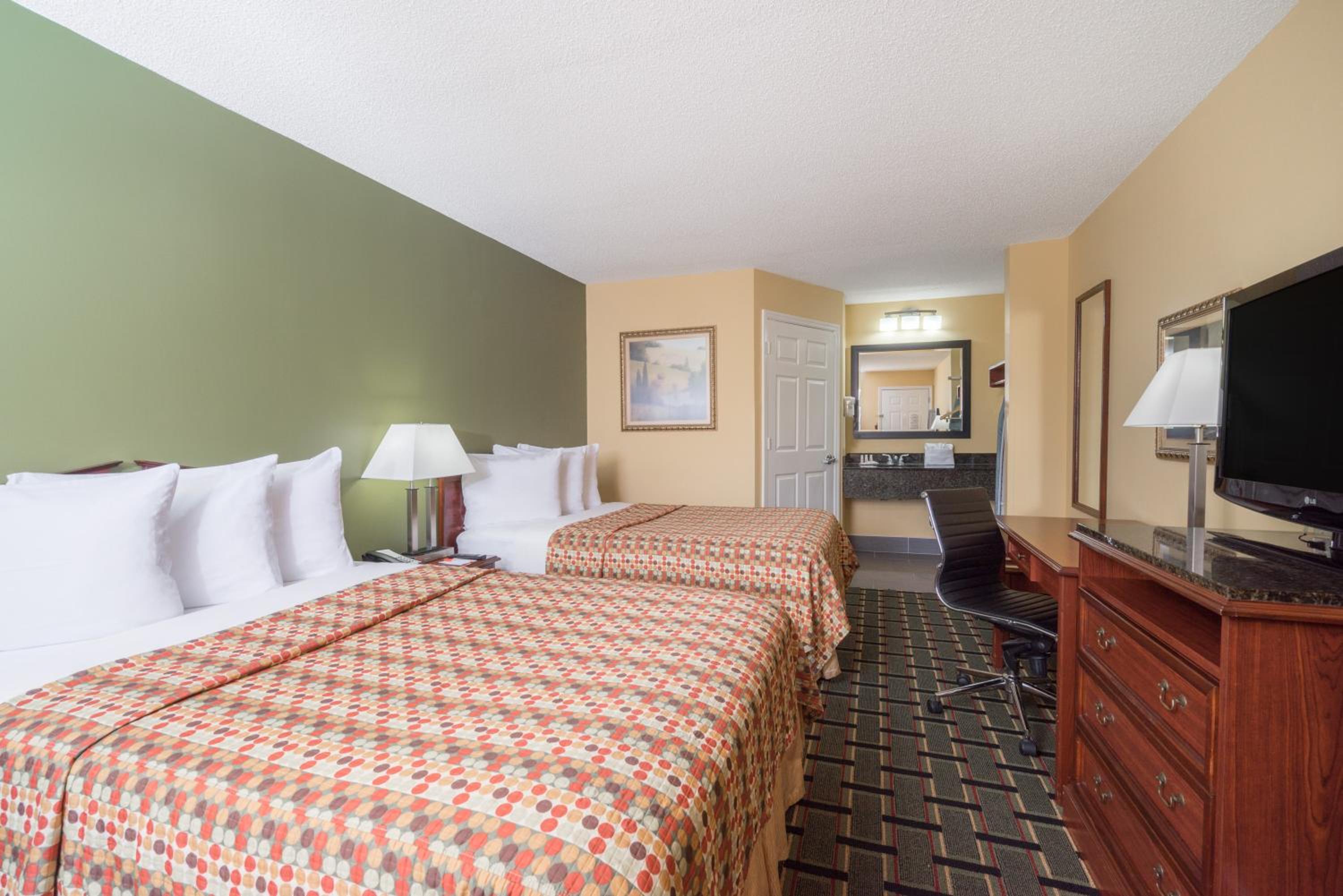 Howard Johnson by Wyndham Dalton - photo 9