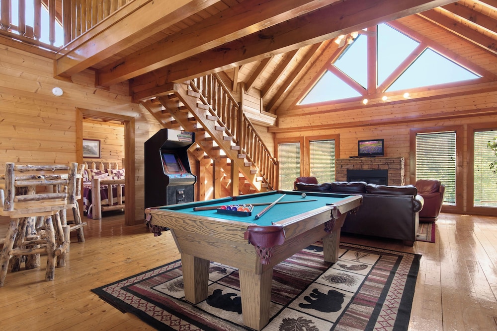Mountain Theatre Lodge by Jackson Mountain Rentals — 4-Star Luxury Hotel in Sevierville, United States