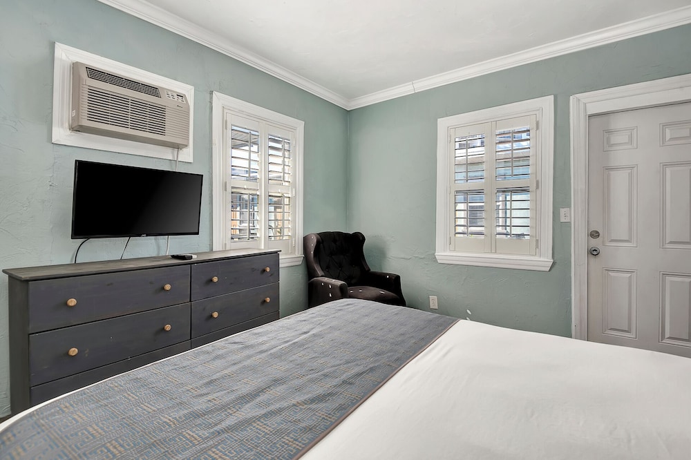 Shoreline Suites & Cabana Cottages - photo 37