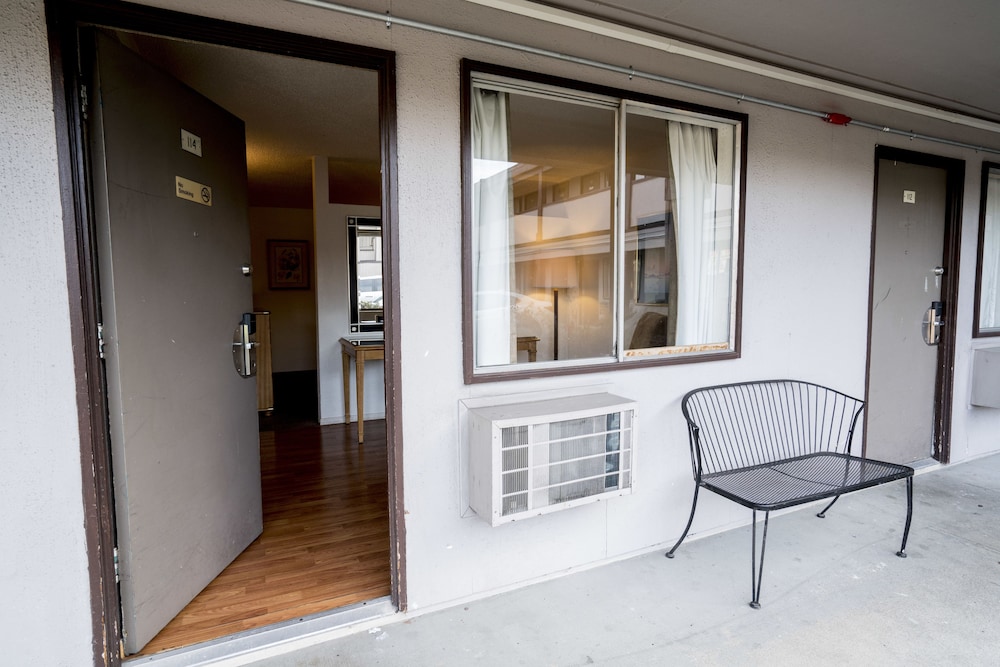 Seatac Inn - photo 35