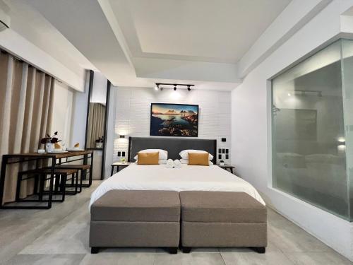 Comfty Chic & Spacious Room with Parking & WiFi — 4-Star Luxury Hotel in Manila, Philippines