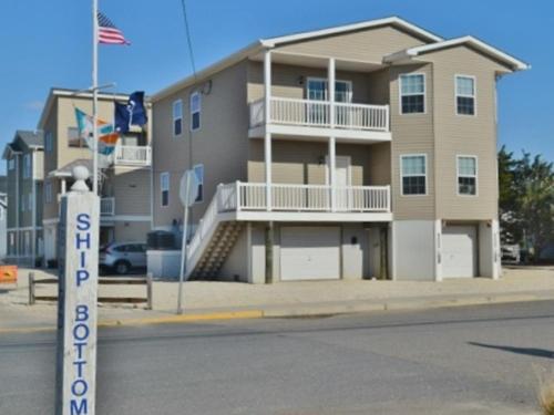 Spacious Light And Bright Ship Bottom Ocean Block Home Only 7 Houses From The Beach With Outdoor Entertaining Area 14018 22015902 — Ship Bottom