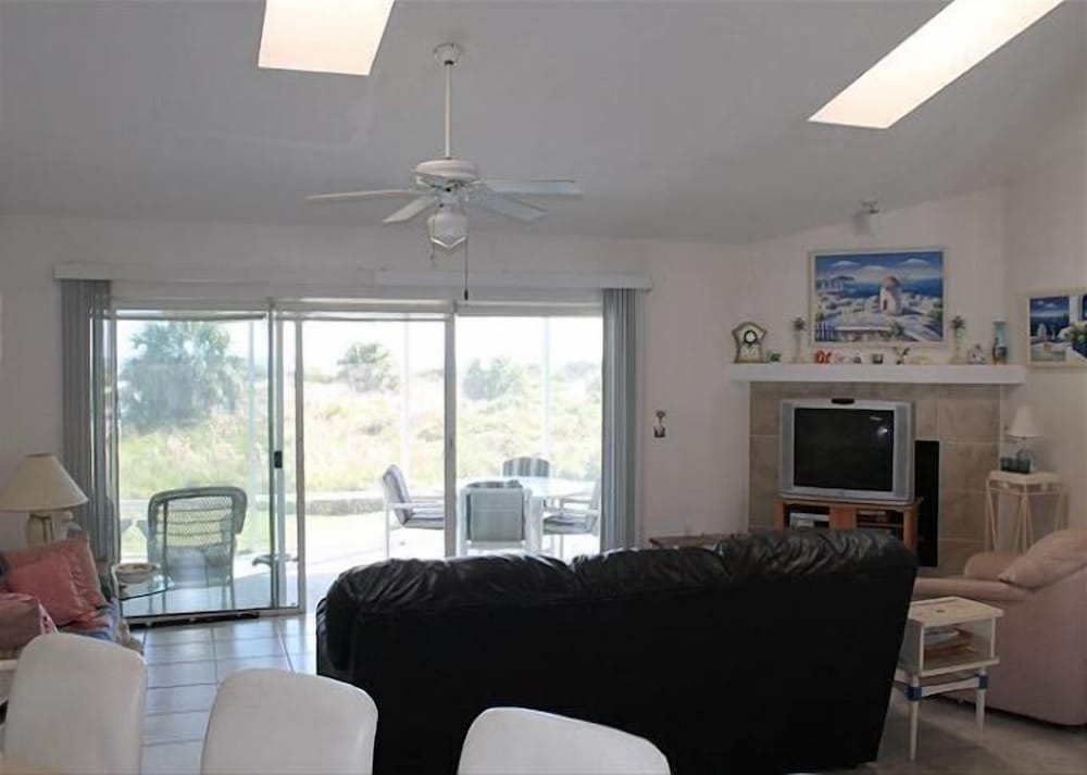 Pet Friendly Oceanfront 3 Bed 2 Bath Ocean Paradise - photo 2