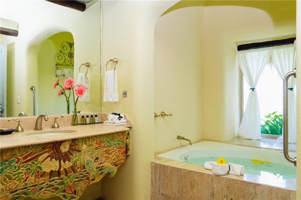 Grand Class Suite bathroom