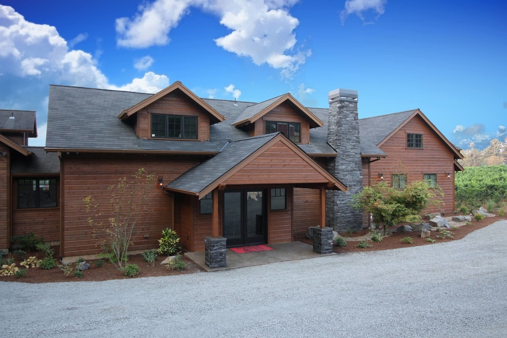 Vineyard View Inn - carbon neutral hotel in Newberg