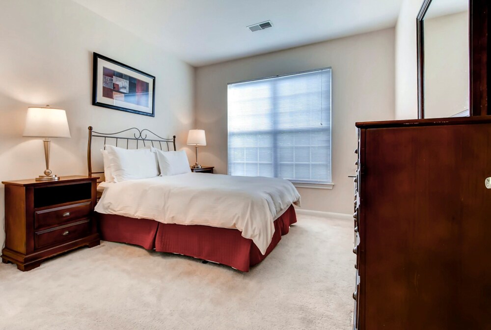 Global Luxury Suites at the Junction - photo 6