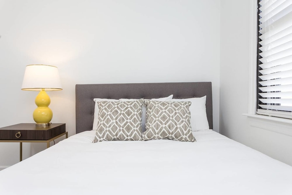 8 BRs Comprised of 4 2BR Suites by Domio - photo 9