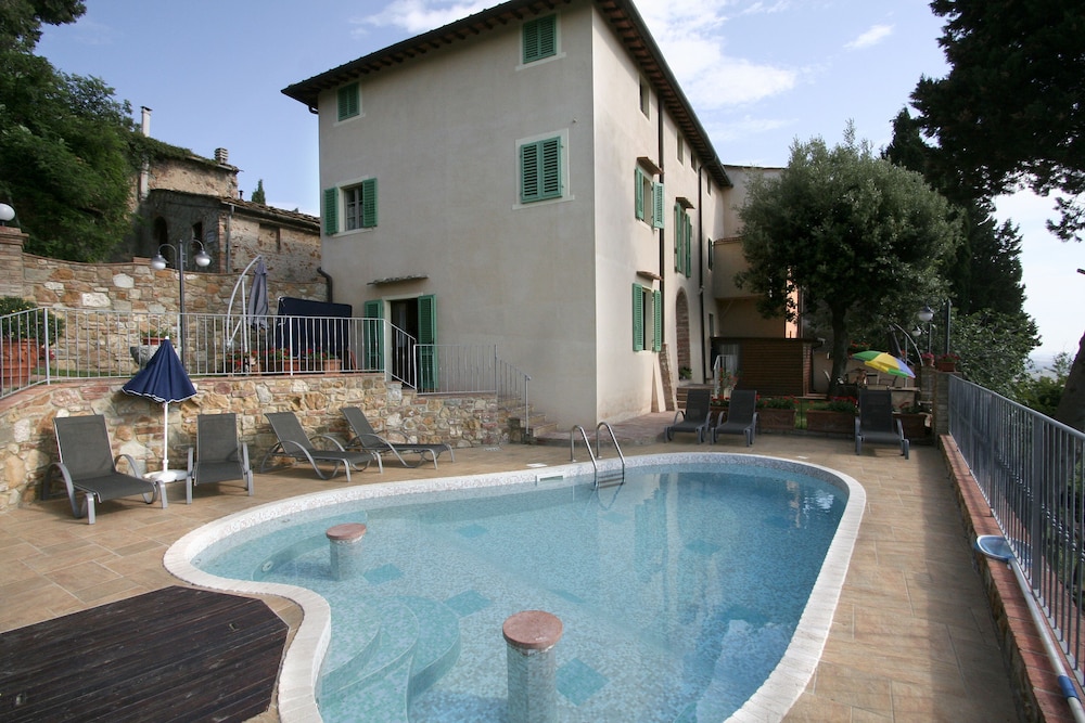 Casa Vacanze Antica Pietra — 4-Star Luxury Hotel in Montaione, Italy