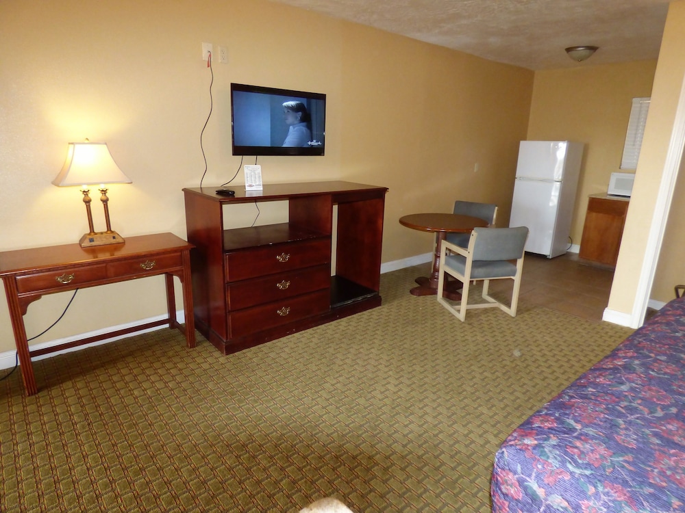 Economy Inn & Suites - photo 10