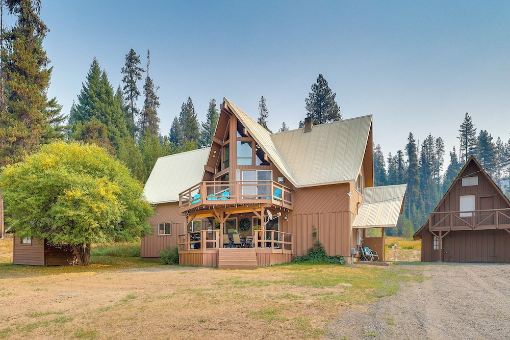 Remote Elk City Escape with Decks and Mtn Views — hotel in Elk City