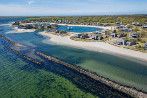 Modern Panorama Villa 4p Glazen Serre Waterzicht & Comfort Villa 36 — 4-Star Luxury Hotel in Ouddorp, Netherlands