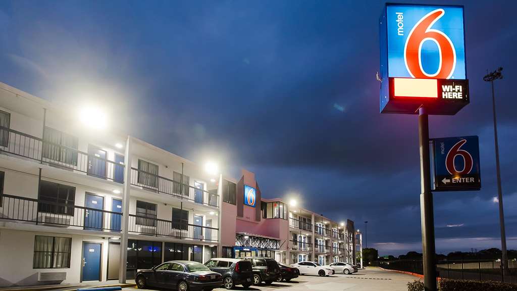 Motel 6 Houston TX Medical Center NRG Stadium - photo 8
