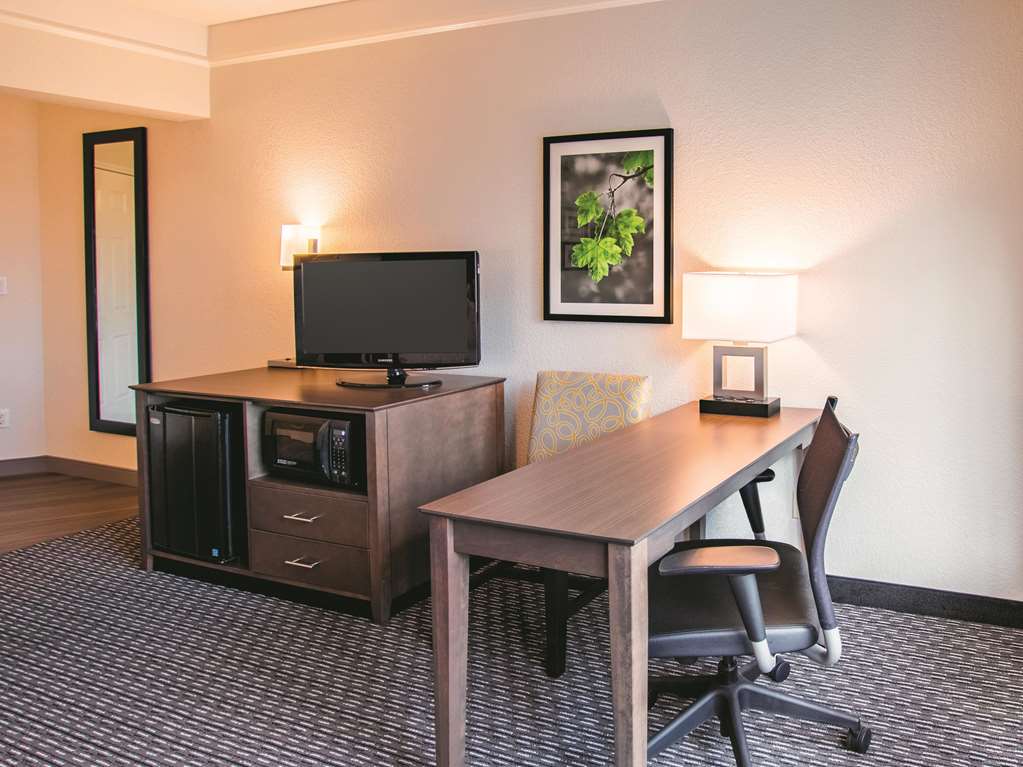 La Quinta Inn & Suites by Wyndham Fort Worth City View - photo 17