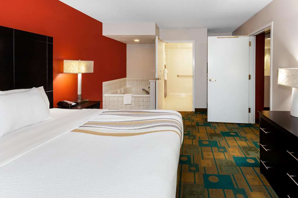 La Quinta Inn & Suites by Wyndham Milwaukee Bayshore Area - photo 18