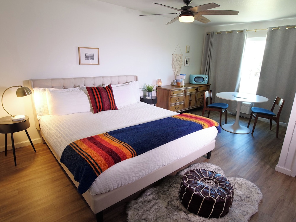 Sierra Blue Hotel & Swim Club - photo 17