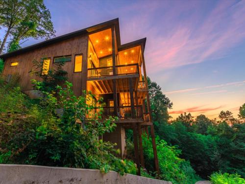 Capstone Modern Luxury Cabin Full Mountain View — 4-Star Luxury Hotel in Blue Ridge, United States