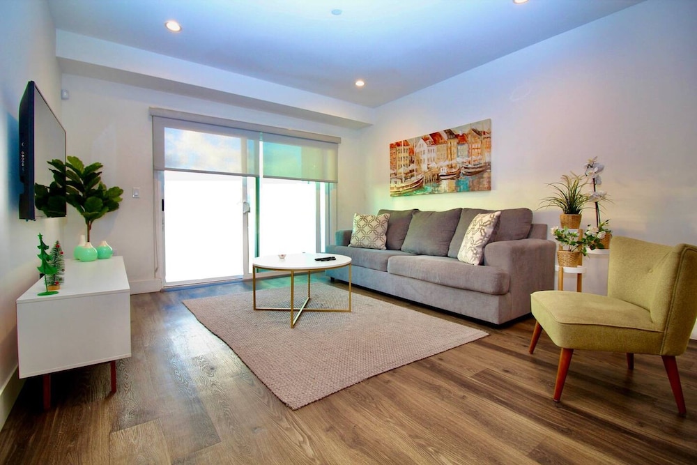 Los Angeles Premium City Suites Free Secured Parking - photo 13