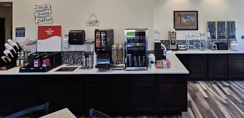 Cobblestone Inn & Suites Manchester - photo 41