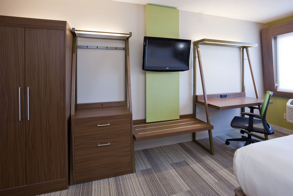 Holiday Inn Express & Suites Minneapolis West End by IHG - photo 11