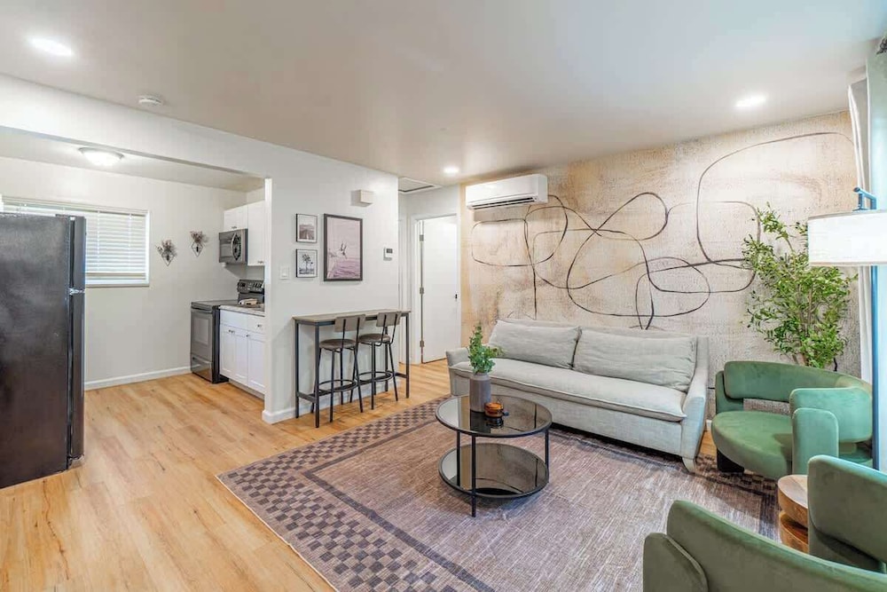 Designer Living Pet friendly UNR 2BR 1BA