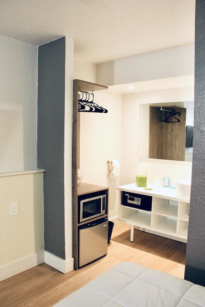 1 1 Condo hotel With Double bed and Community Pool Miles From Disney - photo 3