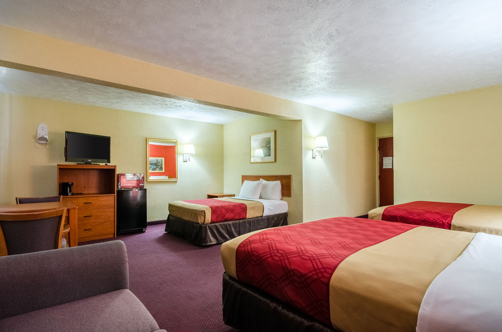 Econo Lodge Interstate 35 Exit 183 - photo 25