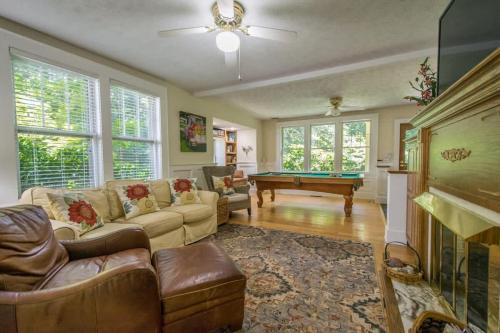 Historic 4BR Colonial with Pool Table and Fire Pit — hotel in Hendersonville