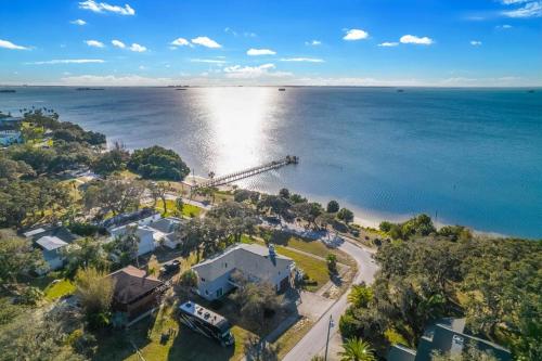 Breathtaking Waterfront Crystal Beach Getaway — hotel in Palm Harbor
