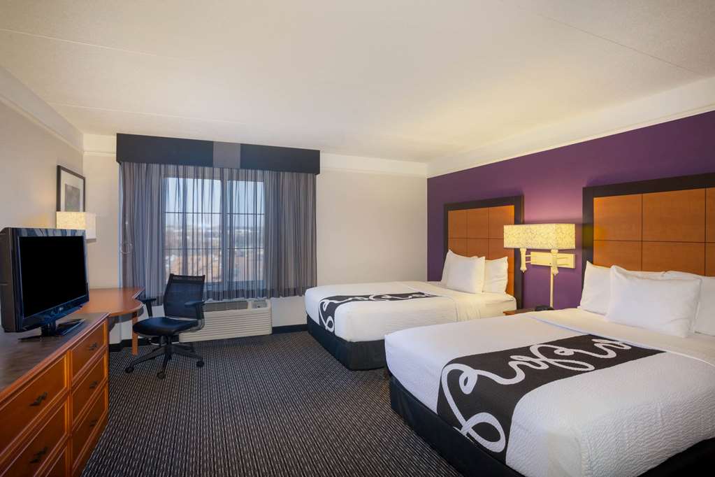 La Quinta Inn & Suites by Wyndham St. Louis Westport - photo 20