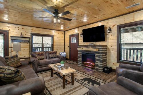 Bear Hollow Lodge HotTub FirePit GameRoom MORE — 4-Star Luxury Hotel in Sevierville, United States