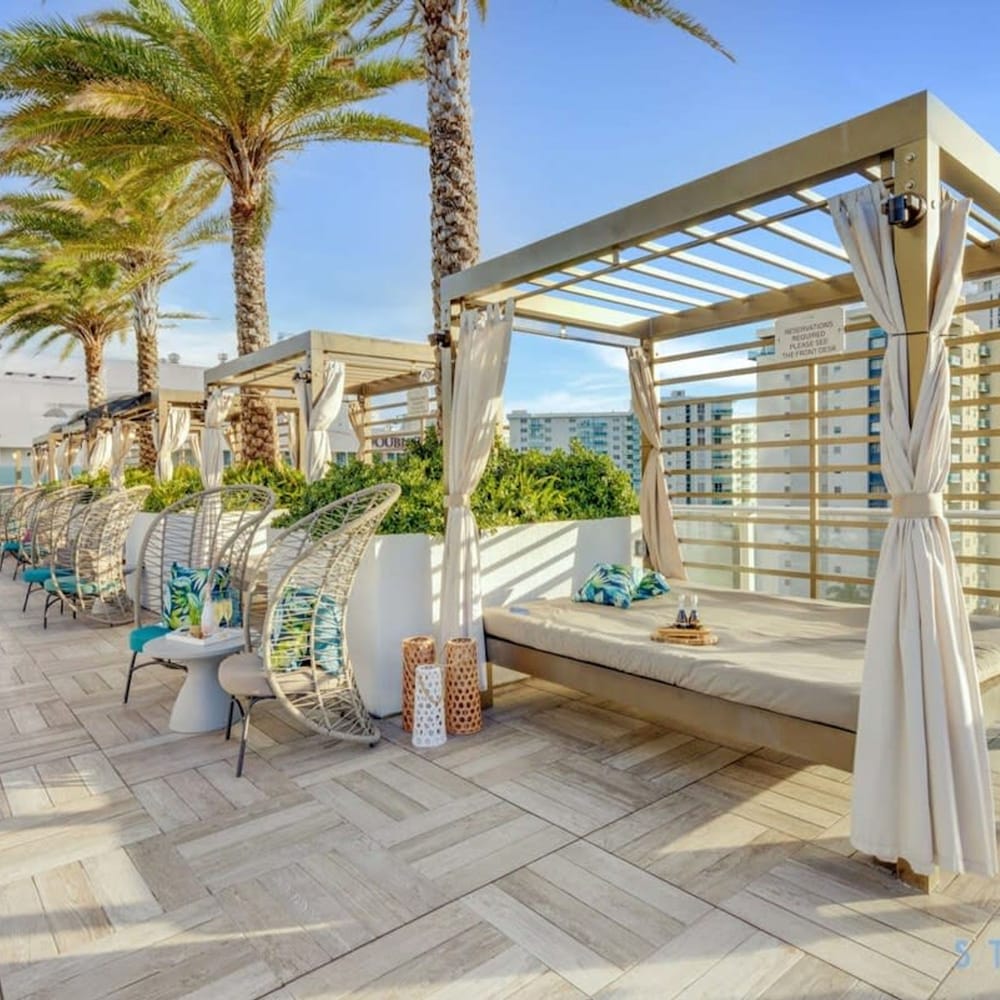 Oceanfront Balcony Endless Views Amazing Pools — 4-Star Luxury Hotel in Hollywood, United States