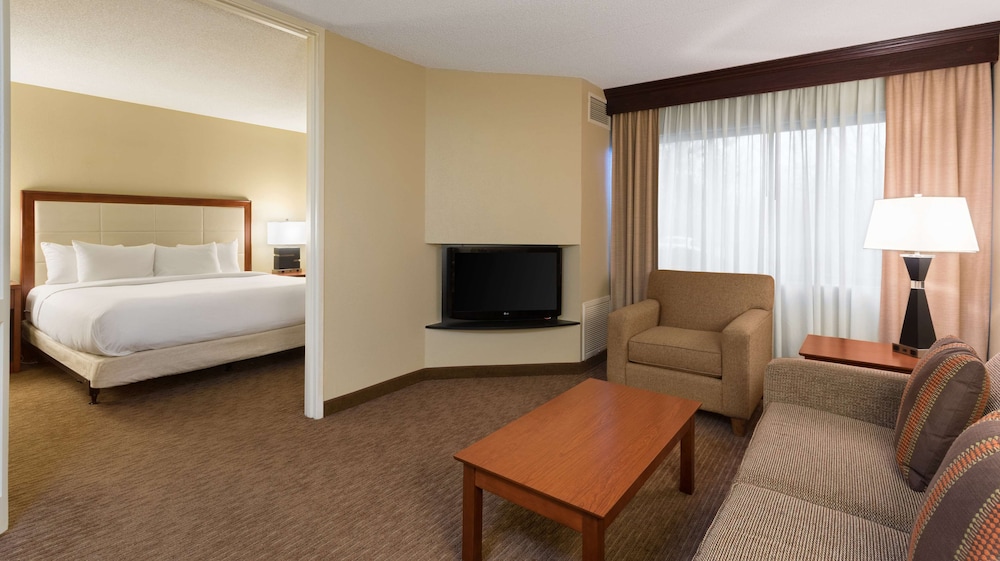 DoubleTree Suites by Hilton Hotel Cincinnati Blue Ash - photo 10
