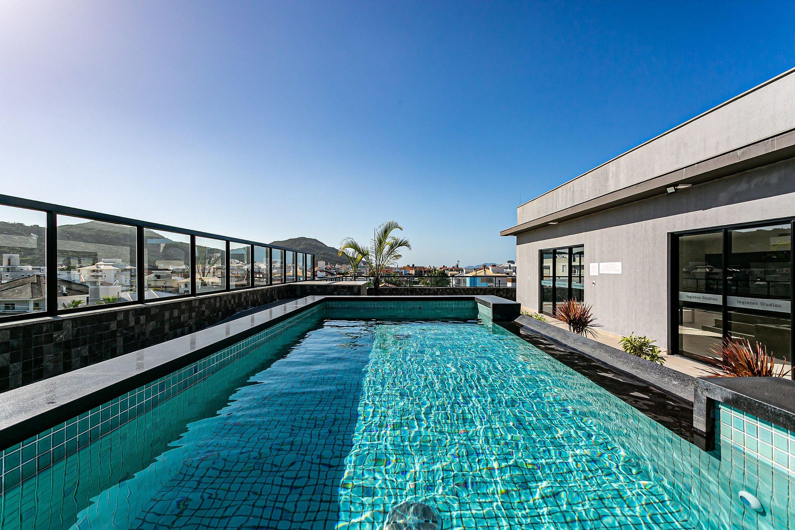 Studio c piscina no terraço 900m da praia STI102 — 4-Star Luxury Hotel in Florianopolis, Brasil